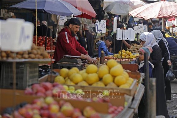 Người dân chọn mua thực phẩm tại Beirut, Liban. Ảnh: THX/TTXVN