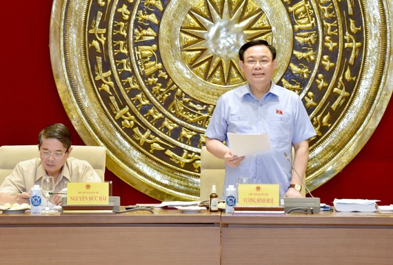 Chủ tịch Quốc hội Vương Đình Huệ phát biểu kết luận buổi làm việc  của lãnh đạo Quốc hội với Bộ TN-MT về Luật Đất đai (sửa đổi). Ảnh: VIẾT CHUNG