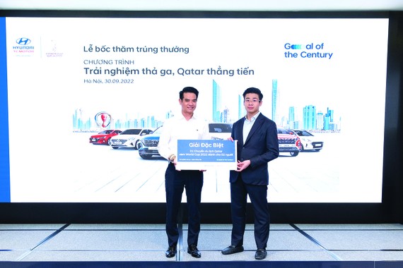 Ông Nguyễn Anh Tú, Tổng Giám đốc Liên doanh Hyundai Thành Công Việt Nam (bên phải) trao tặng tượng trưng tại sự kiện bốc thăm
