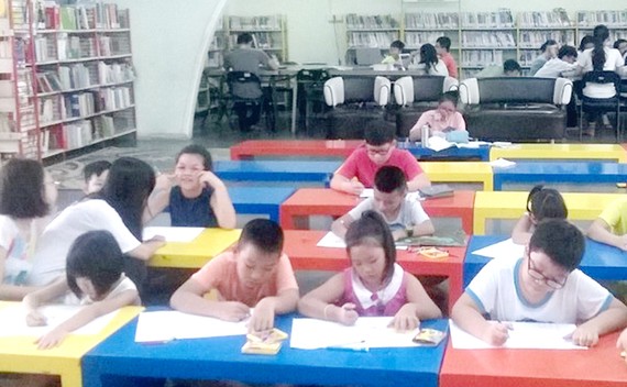 Trẻ đọc sách tại Phòng đọc Thanh thiếu niên của Thư viện Khoa học tổng hợp TPHCM                                                                                                                                 Ảnh: NGỌC DIỆP 