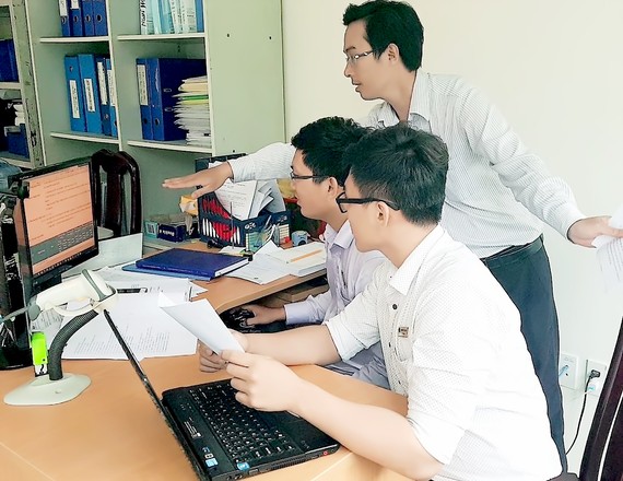 Cán bộ tuyển sinh Trường ĐH Nông lâm TPHCM chạy lọc ảo để xác định điểm chuẩn