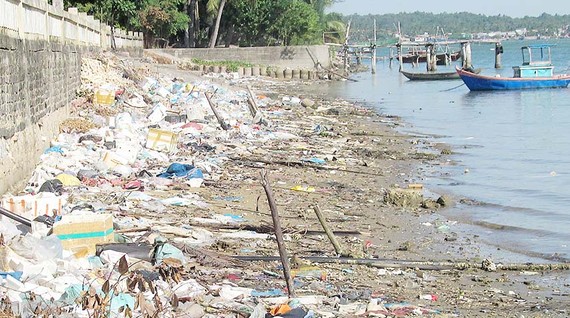 Rác thải bao vây xã đảo Tam Hải