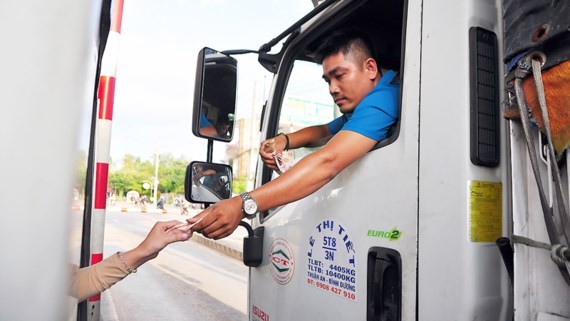 Tài xế dùng tiền lẻ trả phí qua Trạm BOT tuyến tránh TP Biên Hòa (Đồng Nai) ngày 9-9. Ảnh: QUANG MINH