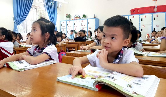 Học sinh Trường Tiểu học Kim Ngọc (TP Vĩnh Yên,  tỉnh Vĩnh Phúc) học SGK môn Tiếng Việt lớp 1  của bộ sách Cánh Diều.