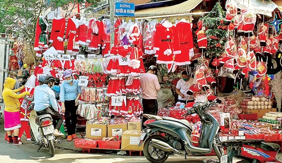 Vật phẩm trang trí Noel bày bán dọc đường Hải Thượng Lãn Ông, quận 5, TPHCM. Ảnh: ĐOÀN HIỆP