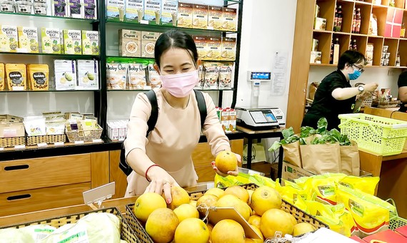 Khách hàng chọn mua sản phẩm organic  tại một cửa hàng ở TPHCM. Ảnh: THANH HẢI