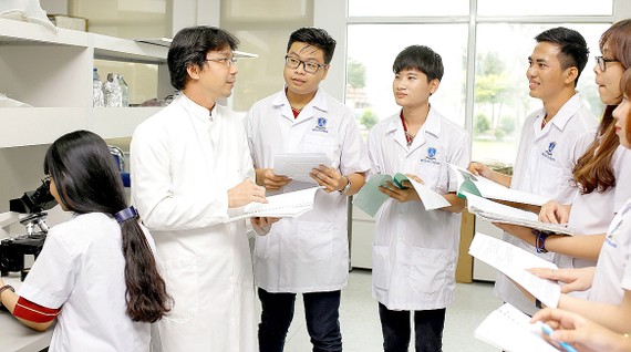 Sinh viên ngành Dược học Trường ĐH Nguyễn Tất Thành trong giờ học