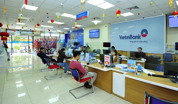 Khách hàng giao dịch tại Vietinbank