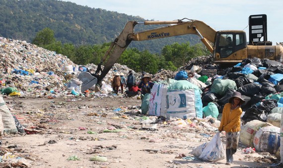 Rác chưa được xử lý chất đống tại bãi rác tạm ở ấp Ong Lang (xã Cửa Dương, TP Phú Quốc) 