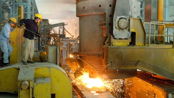Sản xuất thép tại Nhà máy thép Phú Mỹ Ảnh: CAO THĂNG