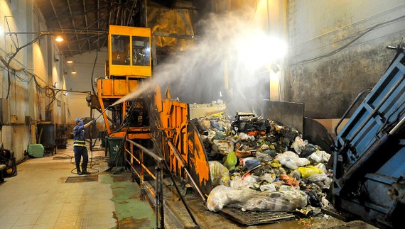 Xử lý rác ban đêm tại trạm trung chuyển chất thải sinh hoạt  Quang Trung, quận Gò Vấp Ảnh: CAO THĂNG