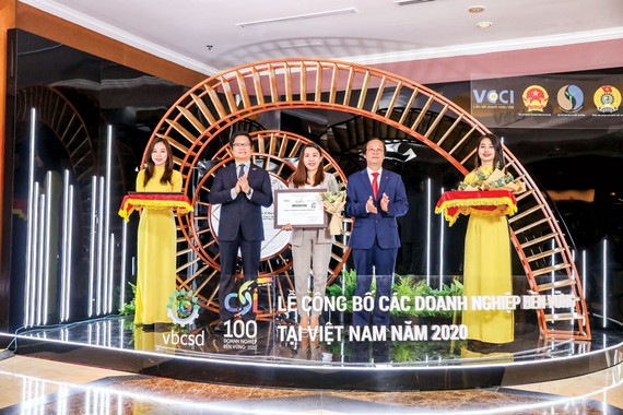 Ông Trần Tam, Chủ tịch HĐQT Phuc Khang Corporation, nhận bằng khen Top 100 doanh nghiệp bền vững  Việt Nam 2020.