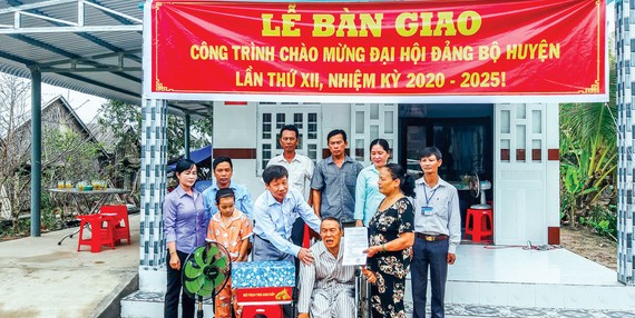 Huyện Vĩnh Thuận quan tâm hỗ trợ nhà ở cho gia đình chính sách, hộ khó khăn từng công tác ở ấp… nhằm góp phần phát triển nông thôn khang trang.
