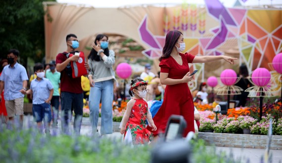 Khách tham quan Đường hoa Nguyễn Huệ luôn đeo khẩu trang, kể cả khi chụp hình