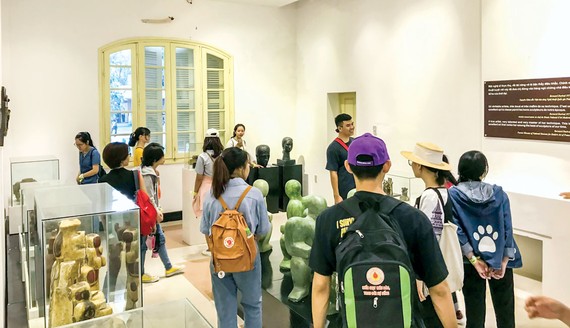 Học sinh tham quan và học ngoại khóa tại Không gian trưng bày nghệ thuật Điềm Phùng Thị.