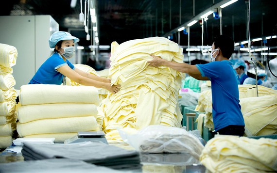Sản xuất sản phẩm dệt may gia dụng xuất khẩu sang Hoa Kỳ  tại Tổng Công ty cổ phần Phong Phú. Ảnh: CAO THĂNG 