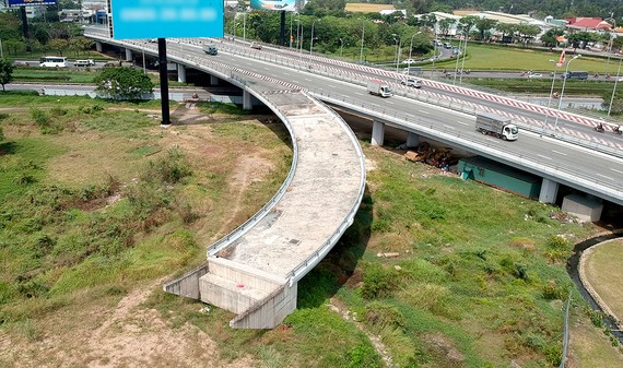 Đường Võ Văn Kiệt đến nay vẫn chưa kết nối hoàn chỉnh với quốc lộ 1A Ảnh: CAO THĂNG