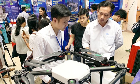 Thiết bị máy bay không người lái phục vụ nông nghiệp được giới thiệu tại một triển lãm thiết bị công nghệ tại TPHCM. Ảnh: T.Ba
