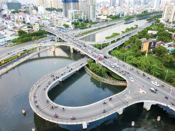 Cầu Nguyễn Văn Cừ bắc qua kênh Tàu Hủ. Ảnh: HOÀNG HÙNG 