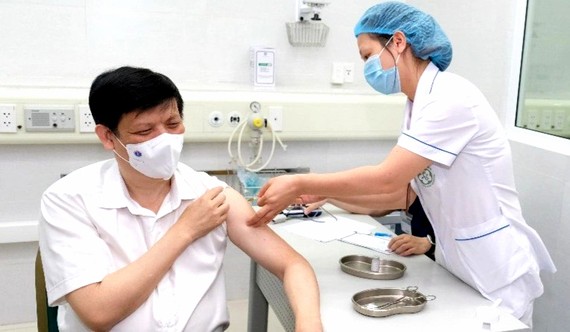 Sáng 6-5, Bộ trưởng Y tế Nguyễn Thanh Long đã tiêm mũi đầu tiên của vaccine phòng Covid-19 tại Bệnh viện Bạch Mai. Ảnh:Bộ Y tế.