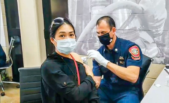 Một người Mỹ gốc Việt được nhân viên y tế quân đội tiêm vaccine ngừa Covid-19 tại tiểu bang California vào tháng giêng vừa qua. 