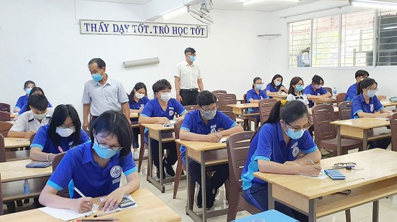 Học sinh lớp 12, Trường THPT Nguyễn Du (quận 10) ôn thi tại lớp