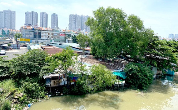Cách Khu đô thị mới Him Lam Kênh Tẻ vài bước chân  là những căn nhà bên sông tạm bợ