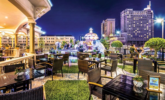 Rooftop Garden Bar - tầng 5 khách sạn Rex Sài Gòn.