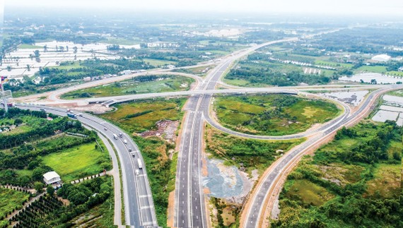 Hạ tầng giao thông phát triển mới khai thông kinh tế cho các tỉnh ĐBSCL. Trong ảnh: cao tốc Trung Lương - Mỹ Thuận chuẩn bị đưa vào vận hành.
