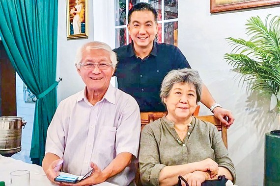 Vợ chồng Lim Kok Cheong, Jun Chua và con trai Ee Young.