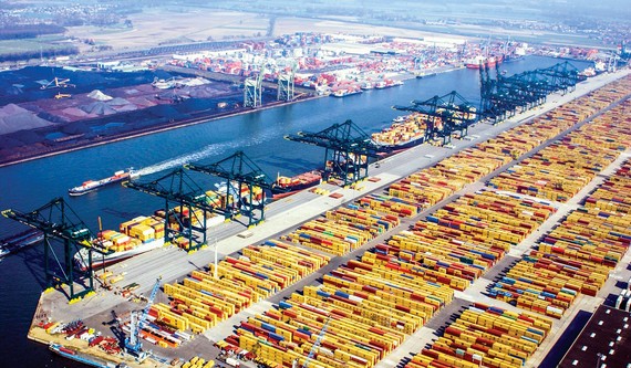 Cảng Rotterdam, Hà Lan - cảng biển bận rộn nhất châu Âu.