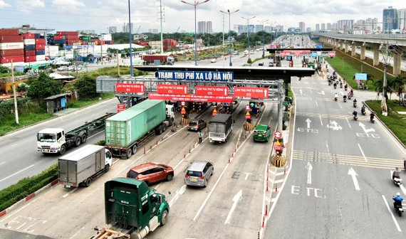 Thu phí không dừng tại Trạm thu phí  xa lộ Hà Nội, TP Thủ Đức, TPHCM Ảnh: HOÀNG HÙNG