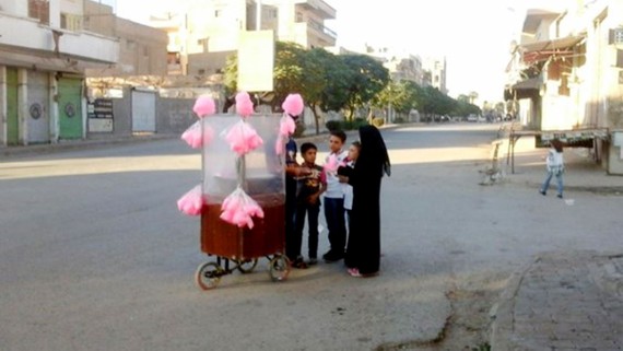 Trẻ em Syria mua kẹo bông gòn trên đường phố Raqqa. Ảnh: Anadolu Agency