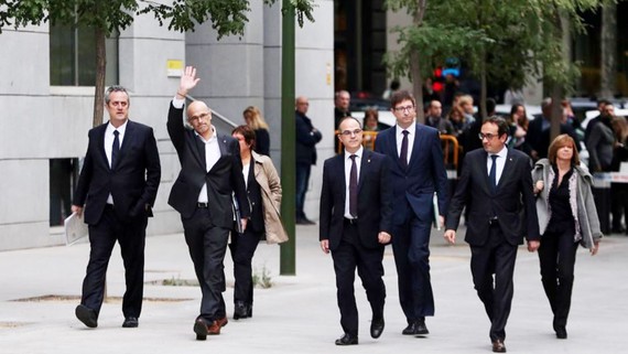 Các thành viên chính quyền bị giải tán ở vùng tự trị Catalonia trên đường đến toà án tại Madrid. Ảnh: BBC  ​