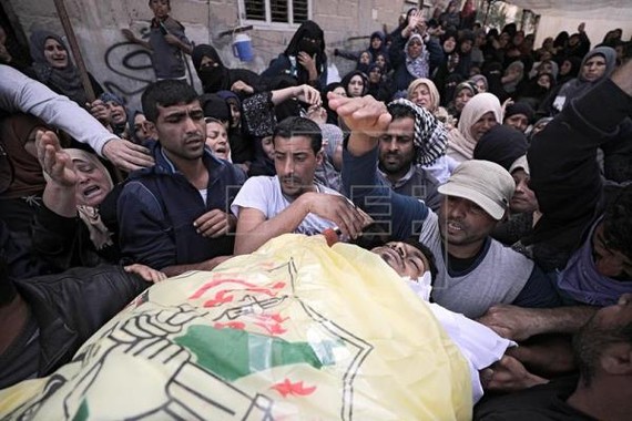 Người Palestien bị thương và thiệt mạng trong cuộc biểu tình tại Gaza ngày 31-3. Ảnh: Agencia EFE