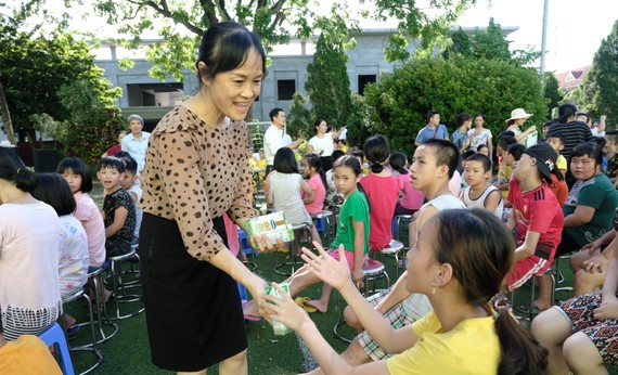 Vinamilk và Quỹ sữa Vươn cao Việt Nam đã tổ chức chương trình trao tặng sữa cho các trẻ em rung tâm phục hồi chức năng người khuyết tật Thụy An