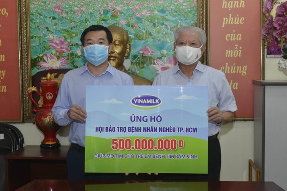 Ông Đỗ Thanh Tuấn, Giám đốc Đối ngoại công ty Vinamilk trao tặng kinh phí mổ tim cho trẻ em có hoàn cảnh khó khăn đến Hội Bảo trợ Bệnh nhân nghèo TPHCM