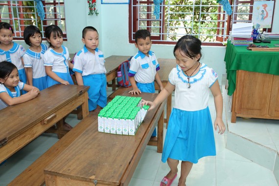 Chương trình Sữa học đường được tỉnh Quảng Nam và Vinamilk triển khai từ tháng 6-2020 dành cho 33.000 trẻ em thuộc 6 huyện miền núi của tỉnh