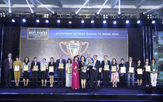 Bà Bùi Thị Hương – Giám đốc điều hành Khối Nhân sự, Hành chính & Đối ngoại Vinamilk nhận giải thưởng Nơi làm việc tốt nhất Việt Nam năm 2020