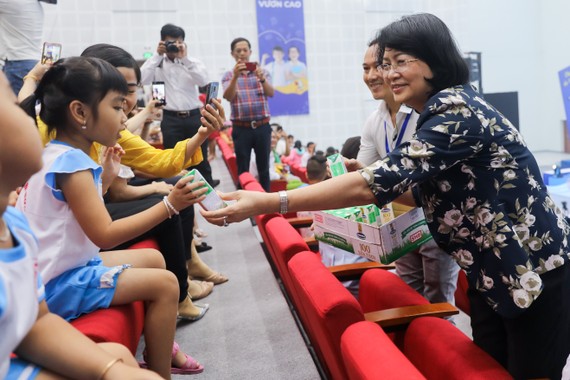  Phó Chủ tịch nước Đặng Thị Ngọc Thịnh trao những hộp sữa học đường cho trẻ em tham gia ngày hội 