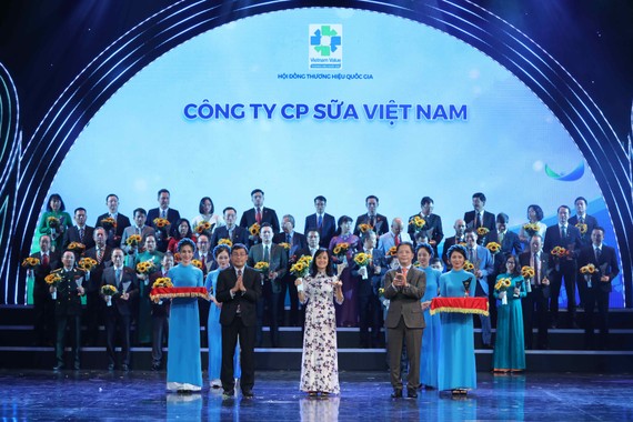 Bà Nguyễn Thị Minh Tâm, Giám đốc Chi nhánh Vinamilk Hà Nội đại diện nhận biểu trưng tại lễ công bố 