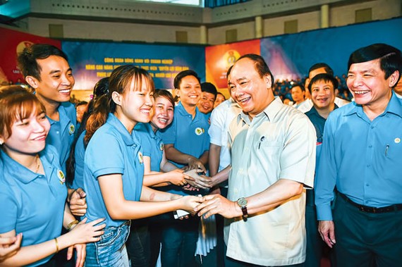 Thủ tướng Chính phủ Nguyễn Xuân Phúc giao lưu với đại diện công nhân các tỉnh Quảng Nam, Thừa Thiên-Huế và Đà Nẵng.