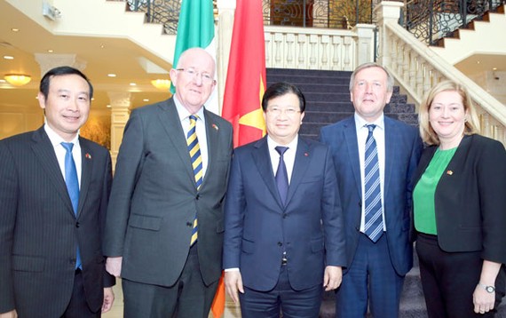 Phó Thủ tướng Trịnh Đình Dũng và Bộ trưởng Nông nghiệp, Thực phẩm và Hải dương, Bộ trưởng Ngoại giao và Thương mại Ireland tại buổi làm việc.