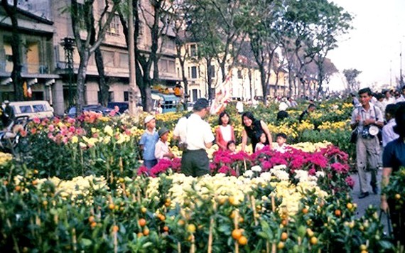 Chợ hoa Nguyễn Huệ Tết Bính Thìn 1976 (ảnh tư liệu).