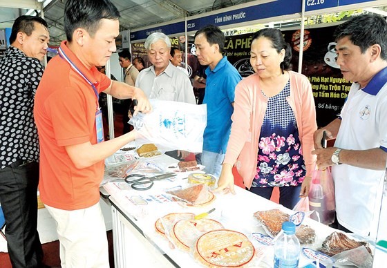 Doanh nghiệp tỉnh Phú Yên giới thiệu sản phẩm khô bò một nắng tại hội chợ kết nối cung cầu hàng hóa. Ảnh: Cao Thăng