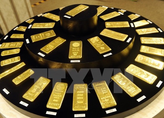 Các thỏi vàng được trưng bày tại cửa hàng kim hoàn Ginza Tanaka ở Tokyo, Nhật Bản. (Nguồn: AFP/TTXVN)
