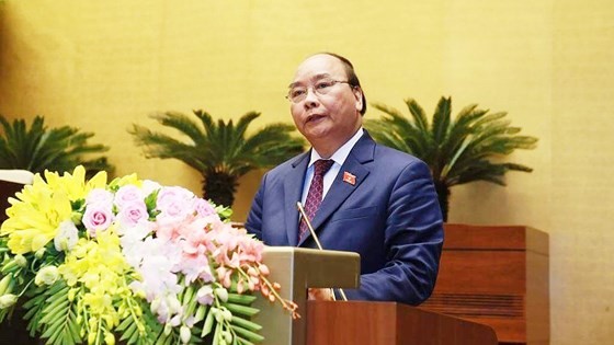 Thủ tướng Nguyễn Xuân Phúc trình bày báo cáo trước Quốc hội. Ảnh VGP