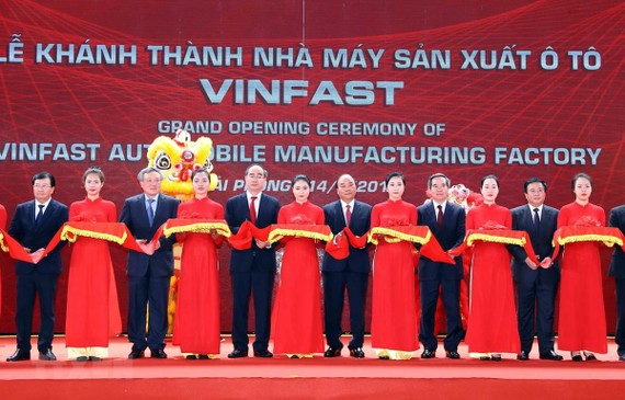 Thủ tướng Nguyễn Xuân Phúc và các đại biểu cắt băng khánh thành. (Ảnh: Thống Nhất/TTXVN)