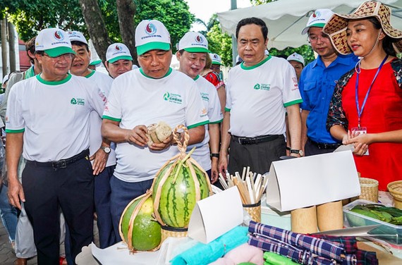 Thủ tướng Nguyễn Xuân Phúc tham quan các sản phẩm thân thiện với môi trường.