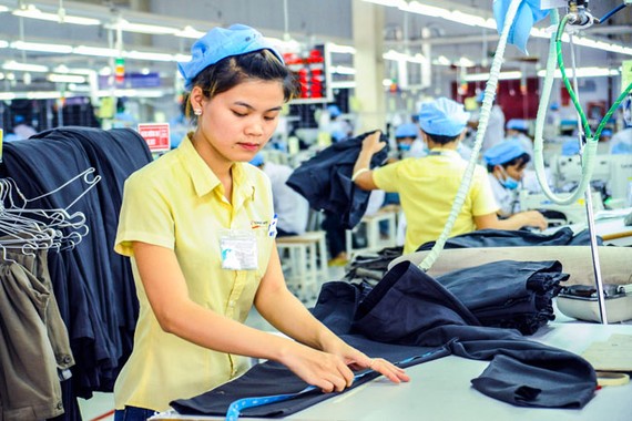 Ngành dệt may Việt Nam khó hưởng lợi từ EVFTA, do phần lớn các doanh nghiệp Việt chỉ thực hiện công đoạn may, cắt chứ chưa sản xuất vải và sợi. Ảnh: LONG THANH
